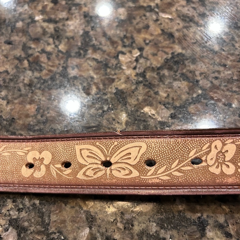 R.G. Bullco Cowhide Goods Belt Tan & Cream Belt w Gold Hardware
Size 46” - Picture 5 of 7